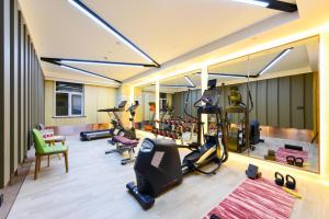 长春长春高新亚朵酒店的健身房设有数台跑步机和椭圆机