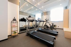 乌鲁木齐乌鲁木齐人民电影院亚朵酒店的健身房设有跑步机和两辆健身自行车