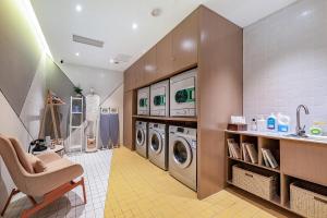 成都成都文殊坊亚朵酒店的洗衣房配有洗衣机和烘干机