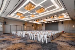 深圳深圳西丽创新谷亚朵酒店的大房间设有一排桌椅