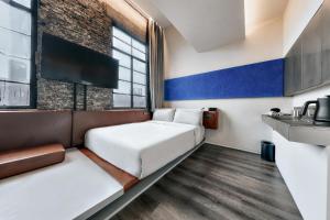 上海上海外滩沙美大楼ZHotel的小房间设有床和窗户
