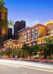 桂林桂林市政府亚朵酒店的城市街道一侧的建筑