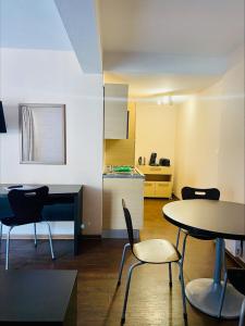 阿克斯莱泰尔姆Résidence Le Grand Tétras- SPA THERMAL INCLUS的配有桌椅和厨房的房间