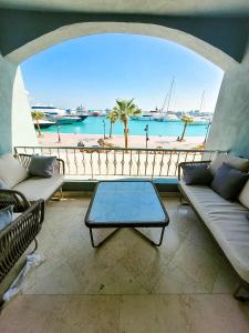 赫尔格达New Marina Hurghada Suite的海景客厅