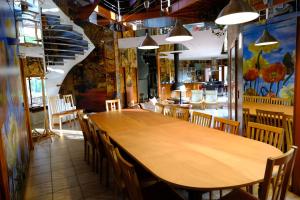 PullayLa Tourelle的一间带木桌和椅子的用餐室