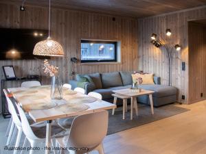 哈山Hafjelltunet的客厅配有桌子和沙发