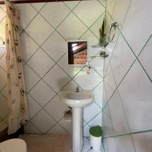 桑塔克鲁茨卡巴利亚KauMaê的一间带水槽和镜子的小浴室