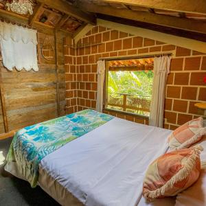 桑塔克鲁茨卡巴利亚KauMaê的砖房的一张床位,设有窗户
