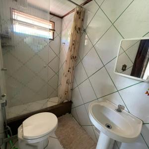 桑塔克鲁茨卡巴利亚KauMaê的一间带卫生间和水槽的浴室