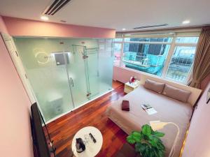 河内MAY - TRENDY SKY VIEW - Phone 09756-59323的带沙发和玻璃淋浴间的客厅