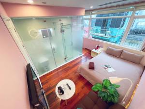 河内MAY - TRENDY SKY VIEW - Phone 09756-59323的带沙发和玻璃淋浴间的客厅