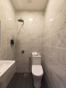 民都鲁Red's Hotel的浴室配有卫生间、盥洗盆和浴缸。