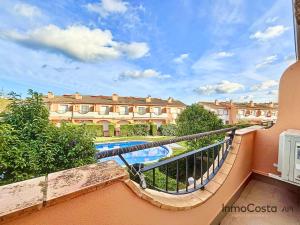 埃斯塔蒂特Mar Blau Estartit Rental的享有大楼和游泳池景致的阳台