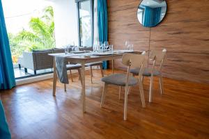 佩雷贝勒Villa Ocean Vista by Swarga Mauritius的一间带桌椅和镜子的用餐室