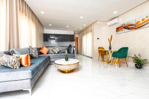 卡萨布兰卡Maarif Elite Suites的客厅配有沙发和桌子