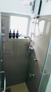 MalabeCoco Nest Colombo Sri Lanka的带淋浴的浴室和玻璃门