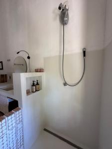 普拉杜Casa Chão的白色墙壁上带淋浴的浴室