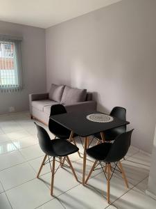 彼得罗利纳Aconchego的客厅配有桌椅和沙发