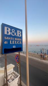 莱乌卡圣玛利亚卢卡住宿加早餐旅馆的海滩上一个桑塔码头的标志