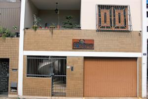 维多利亚Casa Monjardim的一座建筑,上面有两扇车库门和标志