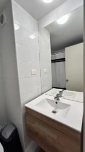 圣地亚哥Depto nuevo en republica cercano al movistar arena的浴室设有白色水槽和镜子