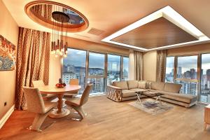 伊斯坦布尔艾特瑟福尔博芙瑟尔套房酒店的客厅配有沙发和桌子