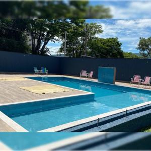 阿蒂巴亚阿蒂巴亚格兰德酒店的一个带椅子和围栏的蓝色游泳池