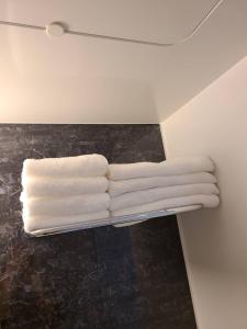 东京301号N＋ホテル的浴室毛巾架上的四条白色毛巾