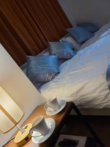 东京301号N＋ホテル的一张带蓝色枕头和帽子的桌子