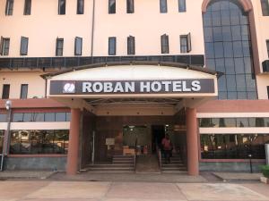 阿奴古Roban Hotels Limited的带有阅读罗兰酒店标志的建筑