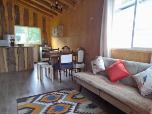 奥尔诺皮伦Cabañas & Habitaciones Del Alto的客厅配有沙发和桌子