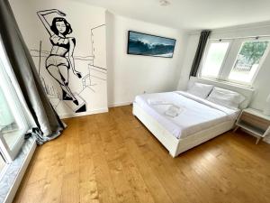 奥埃拉斯Double Bedroom near Beach with Private terrace 3rd floor No Lift Room 9的卧室配有一张床和墙上的绘画