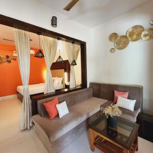西达普尔Riyavar Luxury Homestay的客厅配有沙发和1张床