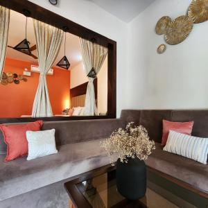 西达普尔Riyavar Luxury Homestay的带沙发和镜子的客厅
