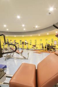 塞斯特雷Villaggio Olimpico Sestriere的健身房设有数台跑步机和健身器材