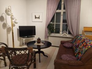 瓦尔考斯Nostalginen residenssi Taika的客厅配有沙发和桌子