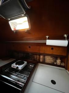 热那亚Porto Antico Boat的厨房配有炉灶和汽车。