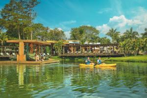 多拉杜圣克拉拉生态度假酒店的公园水上的2人划皮艇