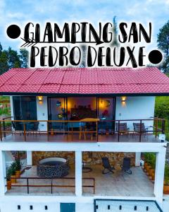 圣希尔Glamping San Pedro的一个带门廊和游戏机的房子 - 桑比德罗布兰卡