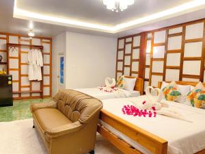瑶亚岛Relaxing House Koh Yao Yai的酒店客房,设有两张床和一张沙发