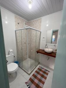 伊塔乌纳斯Pousada Vila Mar的带淋浴、卫生间和盥洗盆的浴室