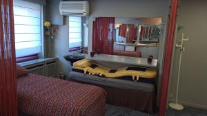 GullegemTRIPLE ROOM met 1 of 2 aparte bedden en extra slaapbank的带两张床和镜子的客房