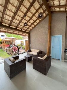 伊塔乌纳斯Pousada Vila Mar的带沙发和桌子的客厅以及天井。