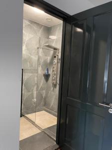 MaasbreeB&B Santorini的浴室里设有玻璃门淋浴