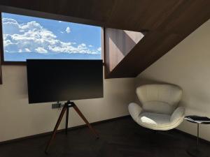 大理大理安汋海景酒店的客房设有平面电视和椅子。