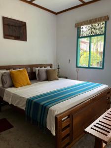 库鲁内格勒Lobo's Villa的一间卧室配有一张带黄色和蓝色床单的大床