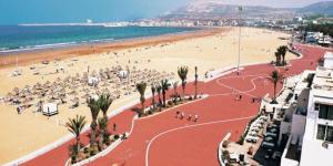 阿加迪尔Appartement au centre Agadir résidence privée的一片拥有众多人的海滩和海洋