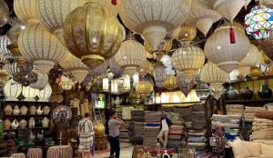 阿加迪尔Appartement au centre Agadir résidence privée的一间装满许多灯和吊灯的商店