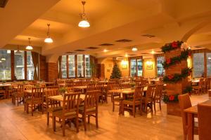 百乐·奥拉内斯蒂斯特古酒店的餐厅设有木桌、椅子和窗户。