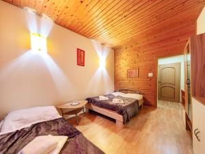 ľubochňaHorská chata Smrekovica的一间卧室设有两张床和木制天花板